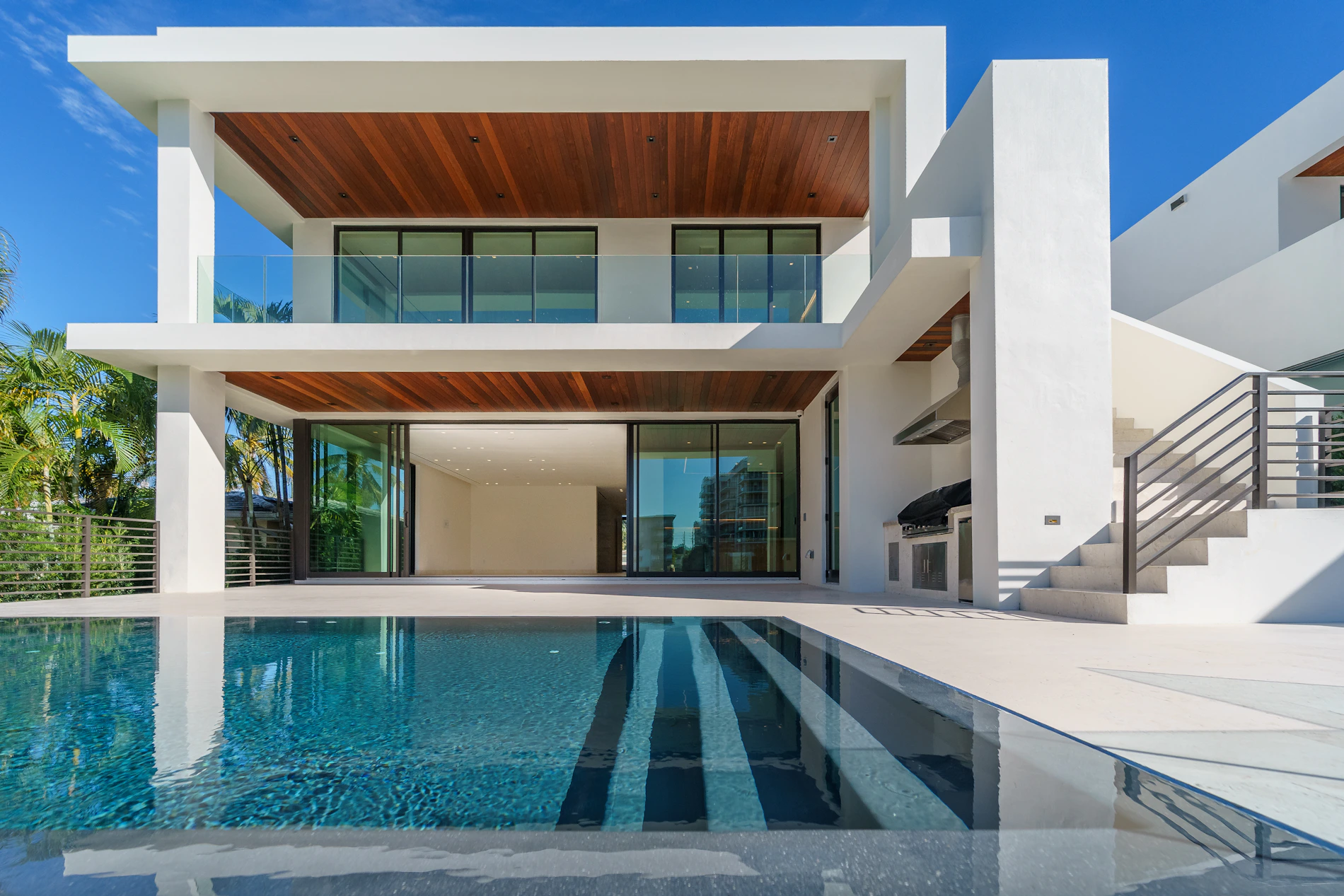 Piscine contemporaine devant une villa méditerranéenne